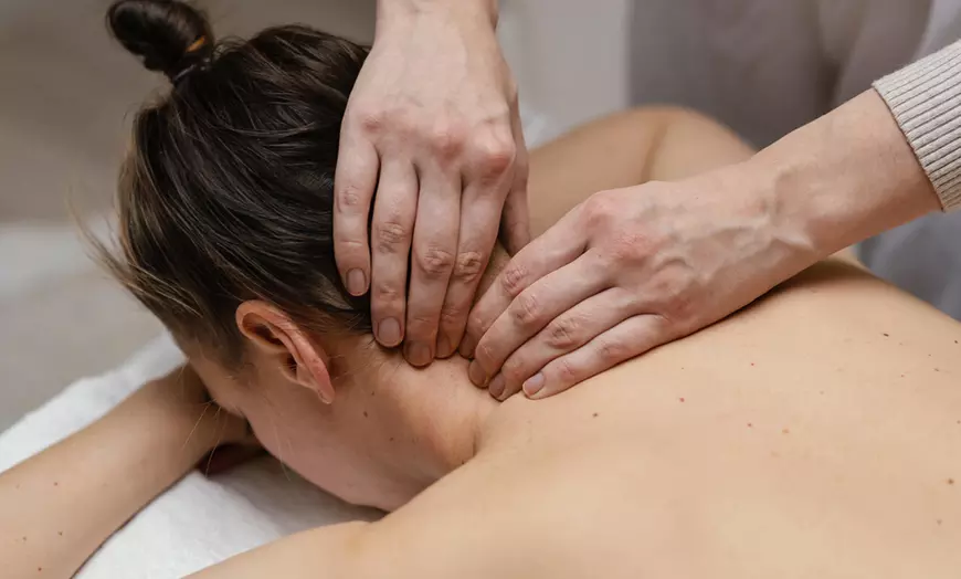 Manos haciendo un masaje en el cuello